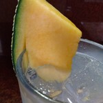 鶴亀 - チューハイのカットフルーツ(2024年6月8日撮影)