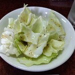 鶴亀 - お通し(ザク切りキャベツ) 200円(税込)(2024年6月8日撮影)