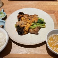 ブリル飯店 - 豚肉と玉子とキクラゲの甘辛炒め セット 1,750円