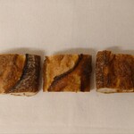 パン・デ・フィロゾフ - バゲット表側外観比較 (左から Baguette Oryzae, Baguette, α Baguette)