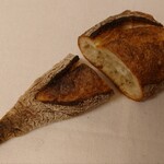 パン・デ・フィロゾフ - Baguette Oryzae 外観 (端部と中央付近)