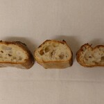 パン・デ・フィロゾフ - バゲット断面外観比較 (左から Baguette Oryzae, Baguette, α Baguette)