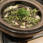 KAN - 蕨と鶏肉の土鍋ご飯。蕨の風味が素晴らしい。