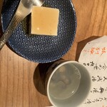 KAN - 突き出しの豆腐のあんかけとしじみ汁。