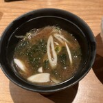 KAN - 赤だし。出汁の味が強く出ていてとてもあっさりした赤だし。