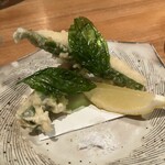 KAN - 甘唐辛子と海老しんじょの揚げ物。