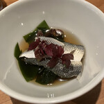 KAN - コハダとワカメの酢の物。三杯酢、家では絶対作れない味。