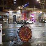 Mitre Tavern Steakhouse & Grill - 通りには自転車の目印