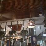 Dundee's Restaurant on the Waterfront - 店内の天井は高い