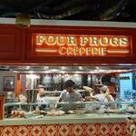 Four Frogs Crêperie - 店内は焼きのスタッフが大忙し