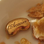 アカシエ - 中からフェーブが出てきました。