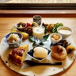 季より - 水平に運ぶ、テーブルサービスも大変よね、きっと。