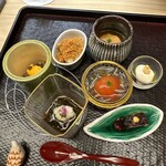 赤坂おぎ乃 - 八寸〜フルーツトマトとジュンサイ　もずく酢　アボカド白和え　タコ小豆　平貝炙り　対馬の穴子　新ジャガイモ　但馬牛ヒウチすき焼き風