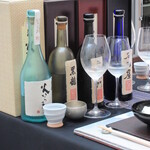 日本料理 TOBIUME - 複数用意いただけるので、グラスで見分けます