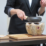 日本料理 TOBIUME - ほうじ茶の茶葉を炒る女将