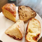 VOLLON - 左上から時計回りで、フォカッチャ、カンパーニュ、さつまいもとゴルゴンゾーラ、チャバタ