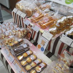 シャトレーゼ - パンも多少揃ってます