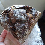 ラ ブーランジェリー ド ハリマヤ - マンゴーパイン、ピスタチオ全粒粉パン