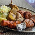 マヤデビ - ここのタンドーリ盛り合わせMサイズ1300円は知る限りコスパ最強の酒の肴である^_^