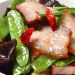 絹さやと燻製肉炒め