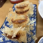 江ちゃんラーメン - 餃子は4個です。キャベツの千切りの上に♬