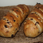 パン・ド・カンパーニュ - レーズン・くるみたっぷりのシナモンぱん。オープンから人気のパンです。