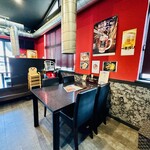 炭火焼肉うしまつ - 店内