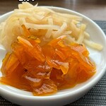 雨と雪 やさたまカレー - 薬味(福神漬け、刻み生姜)もセルフでいただけます。