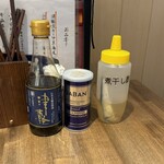 酒肴場 屯 - 卓上の調味料