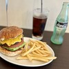キノーズマンハッタンニューヨーク - チーズバーガー、コカコーラゼロ