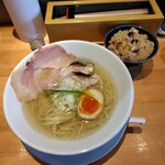 麺家 たけ田 - ゆず香る真鯛の潮ラーメンと素潜り漁師のサザエ炊き込みご飯