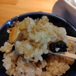 麺家 たけ田 - 素潜り漁師のサザエ炊き込みご飯一口