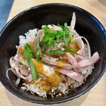 中華そば うお静 - 焼豚丼(サービス)