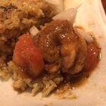 橋本屋 - ライスもタマネギピクルスもトマトも美味い　ライスと具材を混ぜて