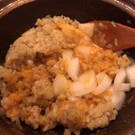 橋本屋 - 温玉ライスも旨い　割らずに残した温玉にライスとピクルス