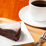 すずのすけの豆 - 自家製濃厚チョコレートケーキ