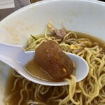 麺や　まるしょう - 凍りスープ。これがなくなるまで食べ終われない。