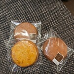 patisserie m2 - 二回目に買ったものたち。左下のオレンジキャラメル。生のすりおろしオレンジ香るしっとりじゅわっとケーキ。オレンジのところはシャリシャリしたお砂糖がけ。んま！ちゃんと甘くてほろ苦オレンジが美味しいケーキ。
