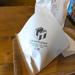 リットワークプレイス - 普通のベーグルもソーセージベーグルも同じ包紙ですが何か印象が違っていいです