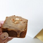 patisserie m2 - カフェノワゼット、だったかな？これやっばい。シャリッとしたグレーズに、コーヒーパウンドケーキは角がしっかりカリカリで中はふんわりしっとりなケーキ。美味しくて悶えました!一番オススメ。