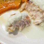 キッチン ブルー グローブ - メカジキをカット、薄いライムグリーンのソース