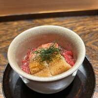 肉割烹 上 - 酢飯の上に赤身もも肉のタルタル、煮穴子、エビ、青のり