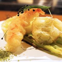 炭火割烹 樹樹 - 車海老とヤングコーンの天ぷら　イタリアンパセリの塩