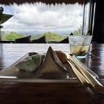 Bali Asli - 近くの街のローカルマーケットで仕入れたお菓子と自家製のドリンクで朝ごはんを