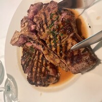Morton's The Steakhouse 丸の内 - ステーキ。左がフィレ、右がサーロイン