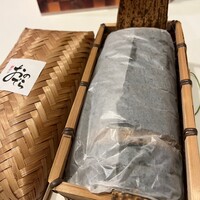 鮨 銀座 おのでら - 横約8cm、縦約7cm、長さ約20cm
                      
                      と、とんでもない
                      ごん太の海苔巻きです((((；ﾟДﾟ)))))))