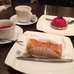 プチアーナ - りんごのタルト＆カシスとミルクのムース

紅茶、カフェオレ