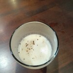 炭火焼肉 にく式 - 食前スープ　クリーミーなとんこつスープ