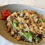 いぶき - 持ち帰ったチャーハンをフライパンで温め直し器に移しました。