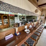 いぶき - 店内風景。一人でこのお店の全てを仕切る女将さんがチラリと写っています。